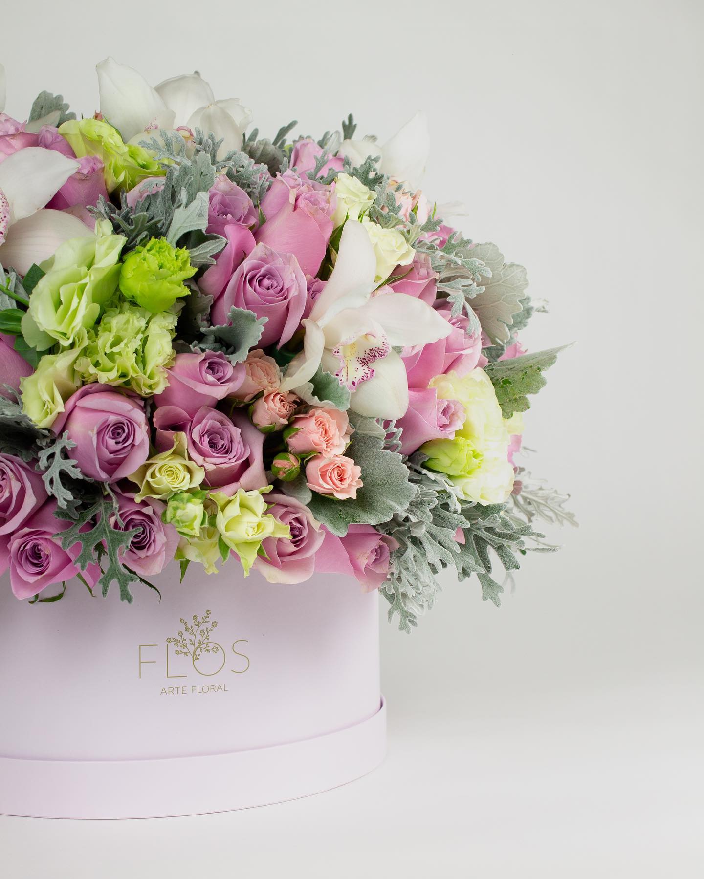 Caja Redonda Rosas, lisianthus, dusty Miller, cymbidium