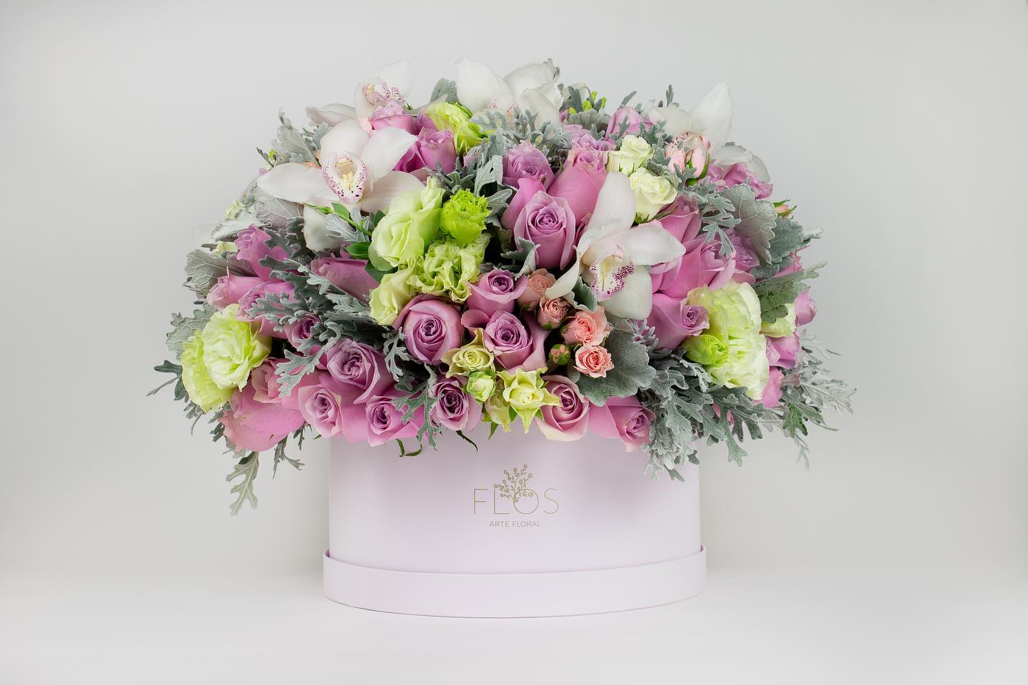 Caja Redonda Rosas, lisianthus, dusty Miller, cymbidium